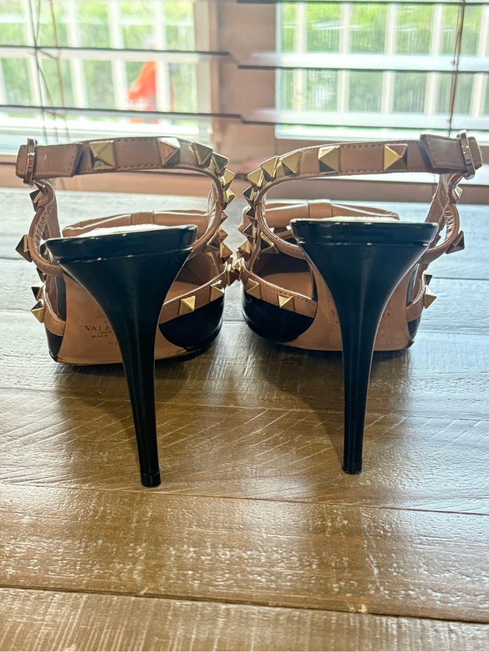 Valentino Garavani Black Patent & Nude Bow Slingback Heels with Gold Studs - Picture 4 of 7